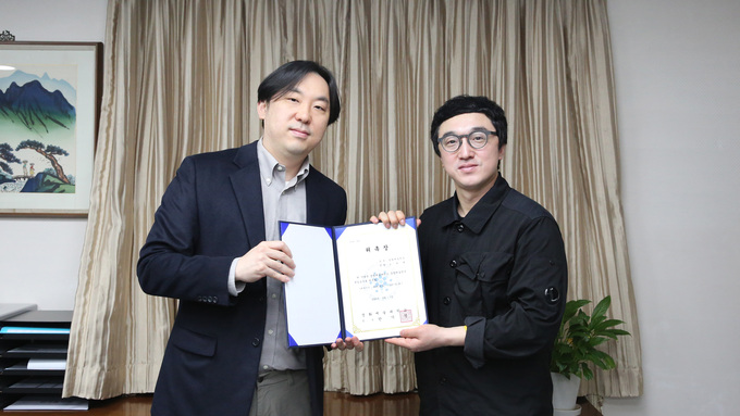 ▲(왼쪽부터) 정화예술대학교 한정우 행정부총장과 네버엔딩플레이 오세혁 대표가 특임교수 위촉식 후 기념 촬영을 하고 있다.
